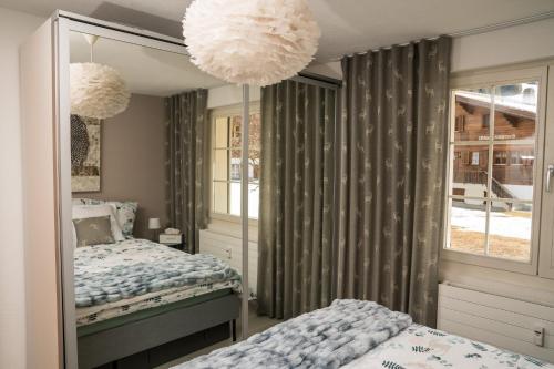 Una cama o camas en una habitación de Chalet Spitzhorn - Your Peak Getaway - Private Terrasse & gratis Parkplatz