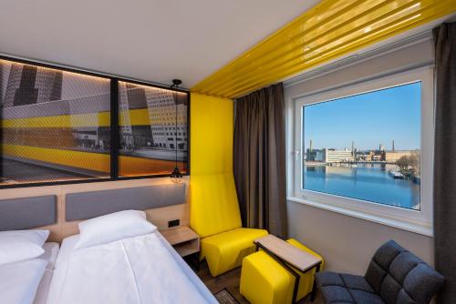 Postel nebo postele na pokoji v ubytování ibis Styles Berlin Treptow