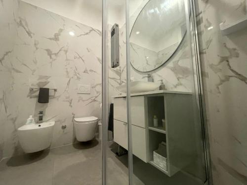 ミラノにあるCasa Pagano Un pezzo di cielo su Milanoのシャワー、トイレ、洗面台を備えたバスルーム