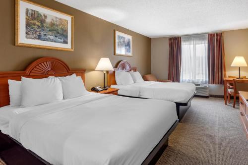 Quality Inn & Suites Rockport - Owensboro North tesisinde bir odada yatak veya yataklar