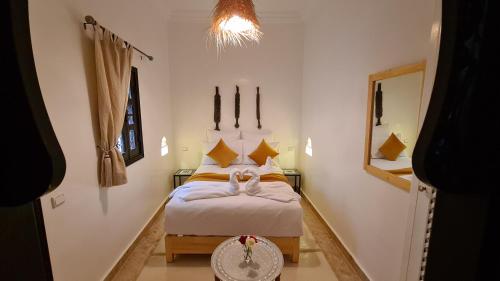 a bedroom with a bed in a room at Riad Alizé in Marrakesh