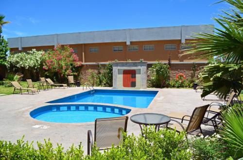 Bazén v ubytování Fiesta Inn Nogales nebo v jeho okolí
