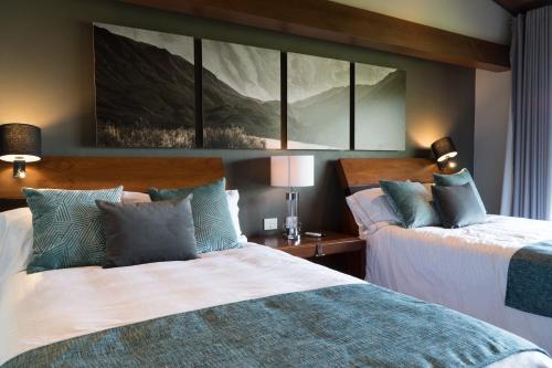 a bedroom with two beds and two lamps at Gamma Monterrey Rincon de Santiago in Santiago