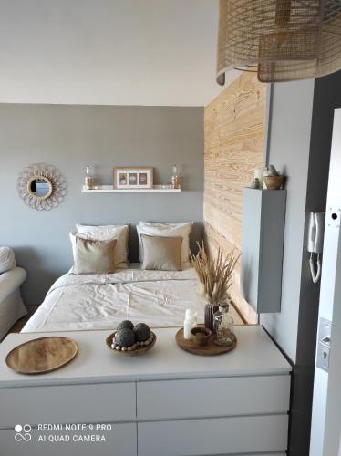 um quarto com uma cama com uma bandeja de comida em appartement belle vue em Courseulles-sur-Mer