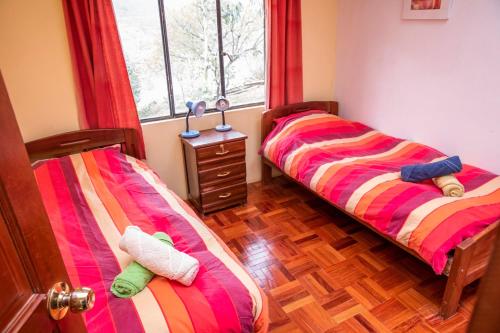duas camas sentadas uma ao lado da outra num quarto em Colibrí Eco Lodge & Camping em La Paz
