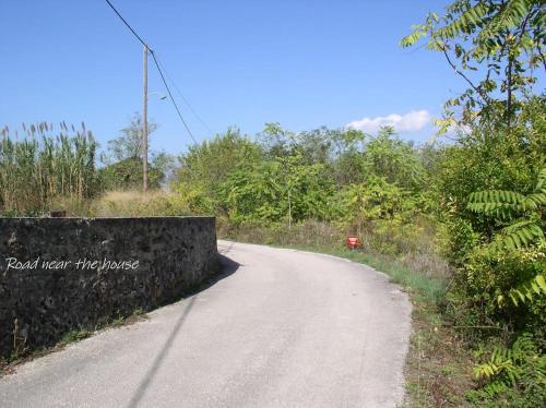 een weg bij een muur met de woorden weg bij het huis bij Adonino Residence-The House of Pomegranates in Lakíthra