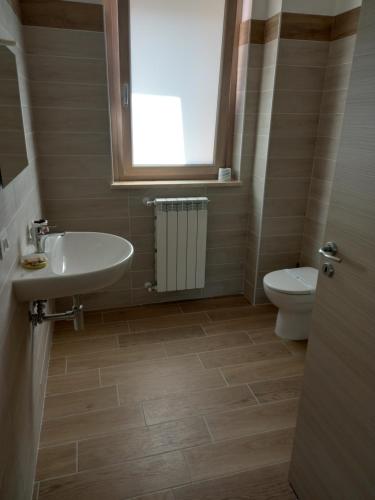 Collebrincioni的住宿－Strada Facendo，一间带水槽和卫生间的浴室