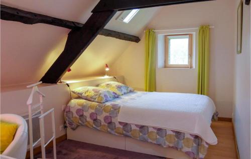 Katil atau katil-katil dalam bilik di 3 Bedroom Lovely Home In Gonneville-le-theil