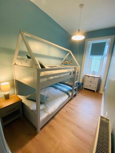 Upper Villa, Tighnabruiach, Argyll & Buteにあるベッド