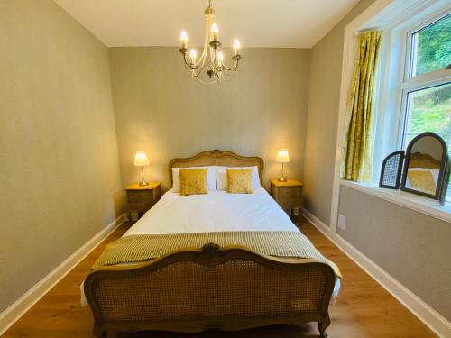 Tempat tidur dalam kamar di Upper Villa, Tighnabruiach, Argyll & Bute