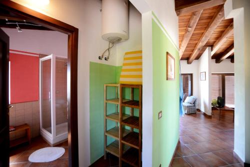 un pasillo con una habitación con paredes verdes y coloridas en Agriturismo Tenuta Monte La Guardia en Castel Giuliano