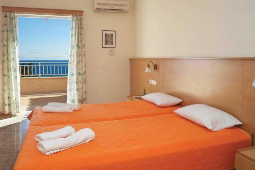 SpathíonにあるAngelikiの海の景色を望むベッドルーム1室(ベッド2台付)