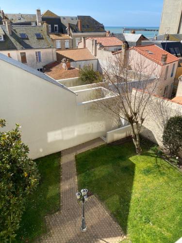 an overhead view of a yard with a tree and stairs at Le Kifanlo - Appartement avec une grande terrasse vue mer et plage à 100 m in Les Sables-dʼOlonne
