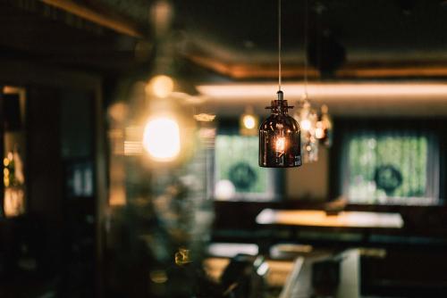 aendant light hanging from the ceiling of a restaurant at B&B Hotel DIE BARBARA in Schladming
