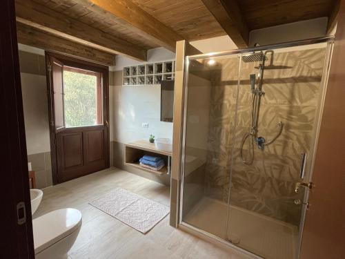 bagno con doccia e servizi igienici. di S'Abba Druche rooms a Bosa