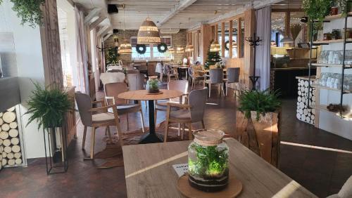 a restaurant with tables and chairs in a room at Osrodek Wypoczynkowy Lesniczówka & Elias SPA in Istebna