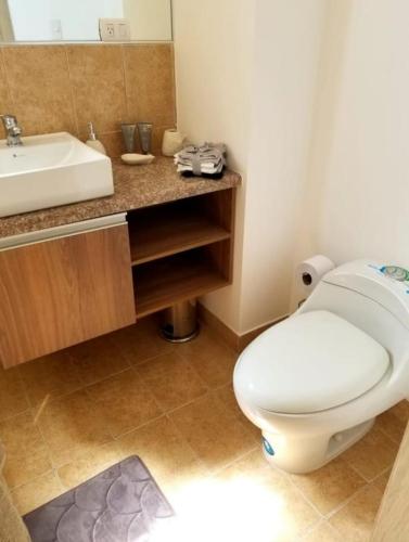een badkamer met een toilet en een wastafel bij OCEAN CLUB 401 MEDITERRANEA in Playas