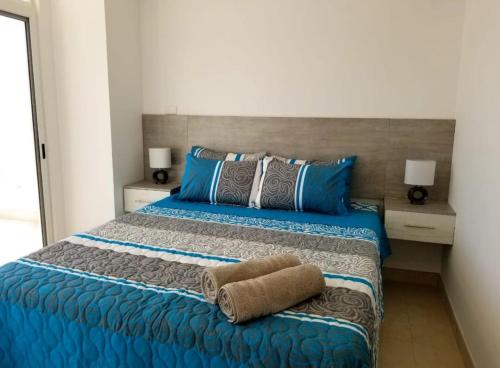 een slaapkamer met een bed met een handdoek erop bij OCEAN CLUB 401 MEDITERRANEA in Playas
