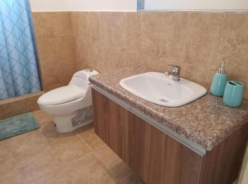 een badkamer met een wastafel en een toilet bij OCEAN CLUB 401 MEDITERRANEA in Playas