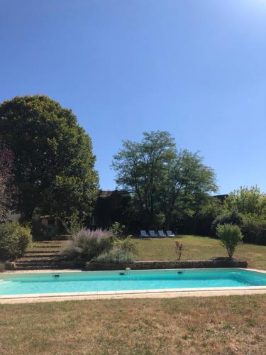 a swimming pool in the middle of a yard at Villas de la Plaine in Calès