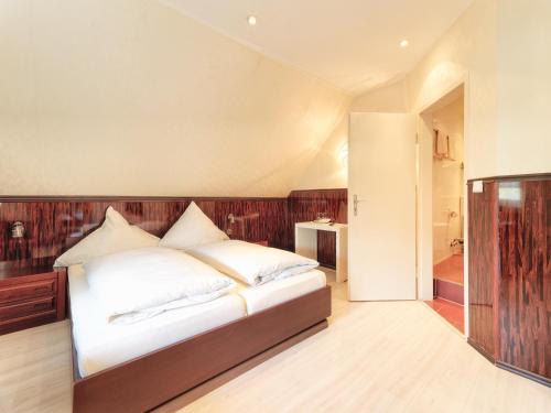 Postel nebo postele na pokoji v ubytování Parkhotel Wienburg Münster