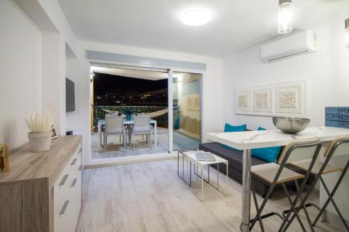 a kitchen and dining room with a table and chairs at PRIMERISIMA LINEA DE PLAYA - CULLERA BAHIA DE LOS NARANJOS I in Cullera