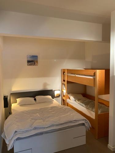 een slaapkamer met 2 stapelbedden naast elkaar bij Claeyssenshof Bonzellaan 1 G002 De Panne in De Panne