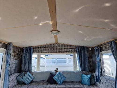 Gallery image of Inviting 3-Bed Caravan in Porthcawl in Porthcawl