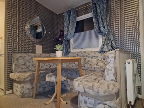 Ruang duduk di Inviting 3-Bed Caravan in Porthcawl
