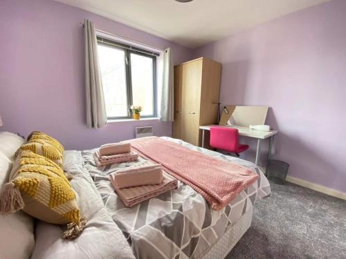 A bed or beds in a room at Lovely 2-Bedrooms Apartment Step to The Beach