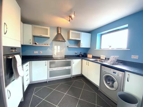 Gallery image of Lovely 2-Bedrooms Apartment Step to The Beach in Swansea