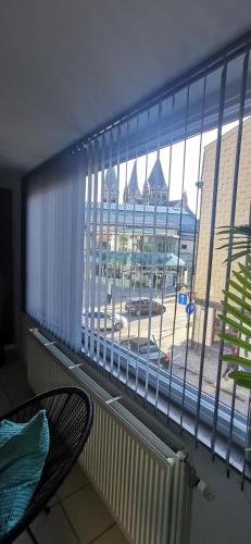 a room with a window with a view of a street at Résidence Gabrielle centre de Spa in Spa