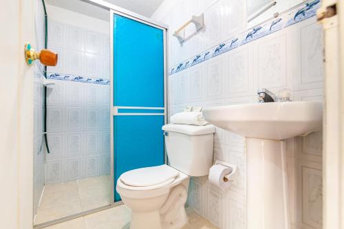 Hotel Colonial La Casa De Siempre في فاليدوبار: حمام مع مرحاض ومغسلة