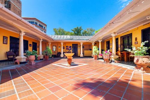 a courtyard of a building with potted plants at Hotel Colonial La Casa De Siempre in Valledupar