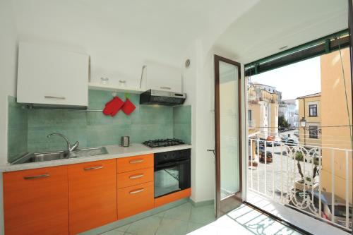 una cocina con fregadero y estufa en Campolillo House, en Amalfi