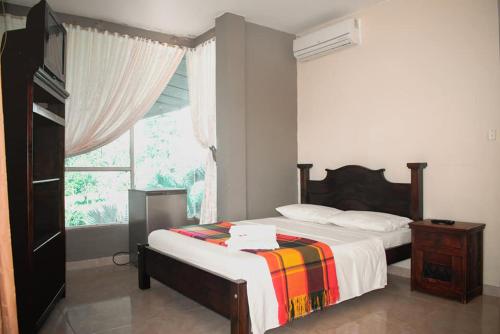 Un pat sau paturi într-o cameră la HOTEL CAMPESTRE VILLAS de SANTA RITA