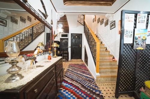 pasillo con escalera y habitación con escalera en Riad Marwa Marrakech en Marrakech