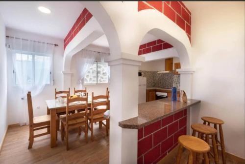 eine Küche und ein Esszimmer mit einem Tisch und Stühlen in der Unterkunft Karin House in La Guancha