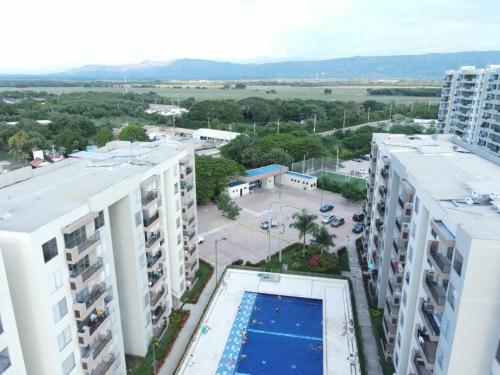 an aerial view of a building and a pool at Apartamento en Ricaurte in Ricaurte