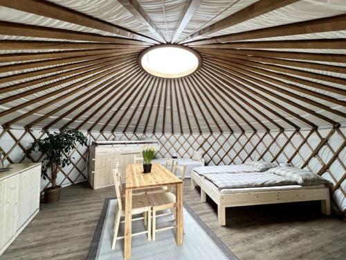 una camera con letto e tavolo in una yurta di Jurte beim Lama- & Alpakahof Triesenberg a Triesenberg