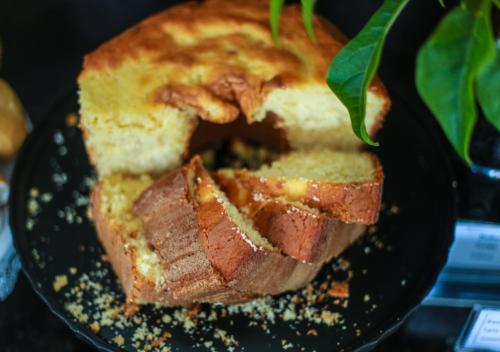 een stuk taart zittend op een zwart bord bij Espaço Viana in Porto De Galinhas