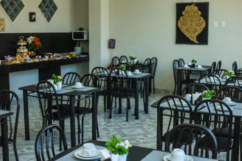 un groupe de tables et de chaises dans un restaurant dans l'établissement Espaço Viana, à Porto de Galinhas