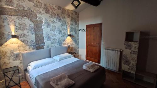 - une chambre avec un grand lit dans l'établissement Etrusco Home & Relax, à Pitigliano
