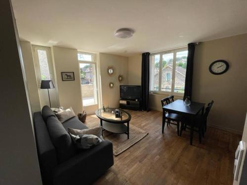 Posezení v ubytování Logement à Brive avec terrasse et climatisation près du centre-ville et de la gare - Fibre internet et stationnements gratuits