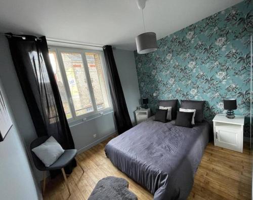 Postel nebo postele na pokoji v ubytování Logement à Brive avec terrasse et climatisation près du centre-ville et de la gare - Fibre internet et stationnements gratuits