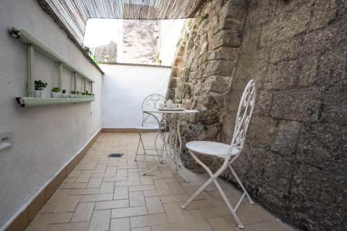 Gambar di galeri bagi DOMUS CESARE - dimora storica totalmente in pietra nel cuore del centro storico con cabina doccia pietra in camera e zona relax esterna-historic residence entirely made of stone in the heart of the historic center with stone shower cabin in the room di Carovigno