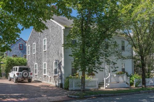 una casa blanca con un jeep estacionado frente a ella en 45B Pleasant St en Nantucket
