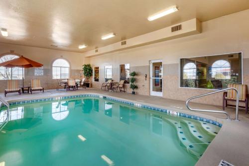 a pool with blue water in a hotel at Best Western Plus Winslow Inn in Winslow