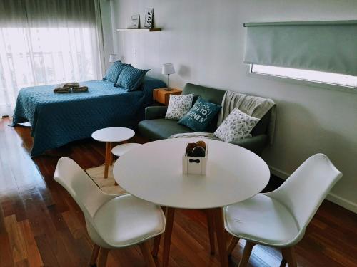 ein Wohnzimmer mit einem Tisch und einem Sofa in der Unterkunft Balcarce Río. in Rosario