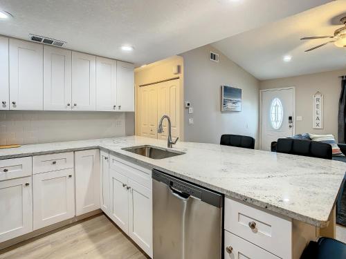 A kitchen or kitchenette at Crown Jewel of Clearwater 10-15 Min to beach 5 min to St Pete Airport